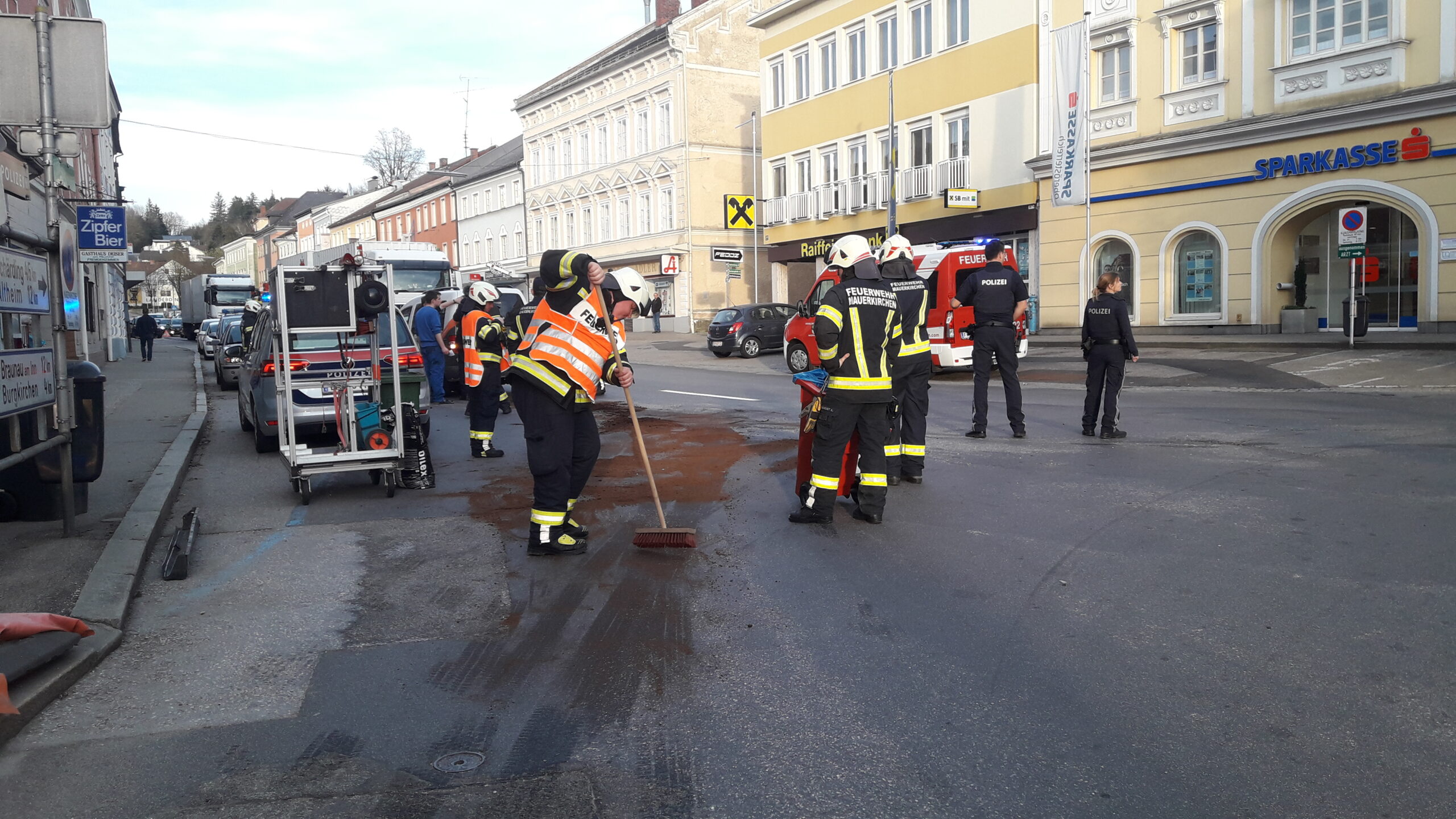 UNFALL MIT 3 BETEILIGTEN PKW Feuerwehr Objektiv