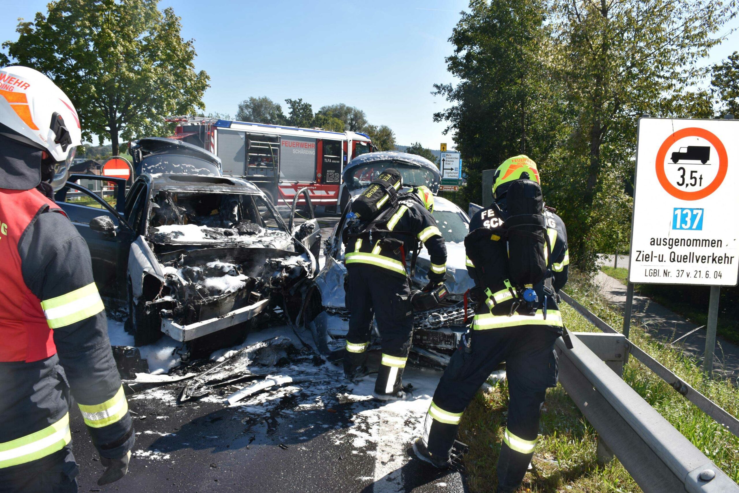 Zwei PKW In Flammen Feuerwehr Objektiv