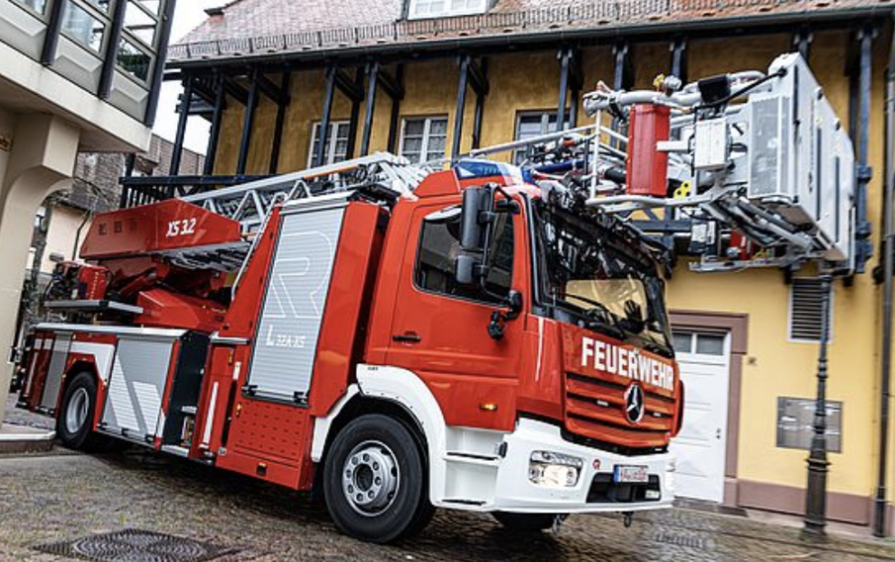 Rosenbauer Bergibt Xs Drehleiter An Bf Karlsruhe Feuerwehr