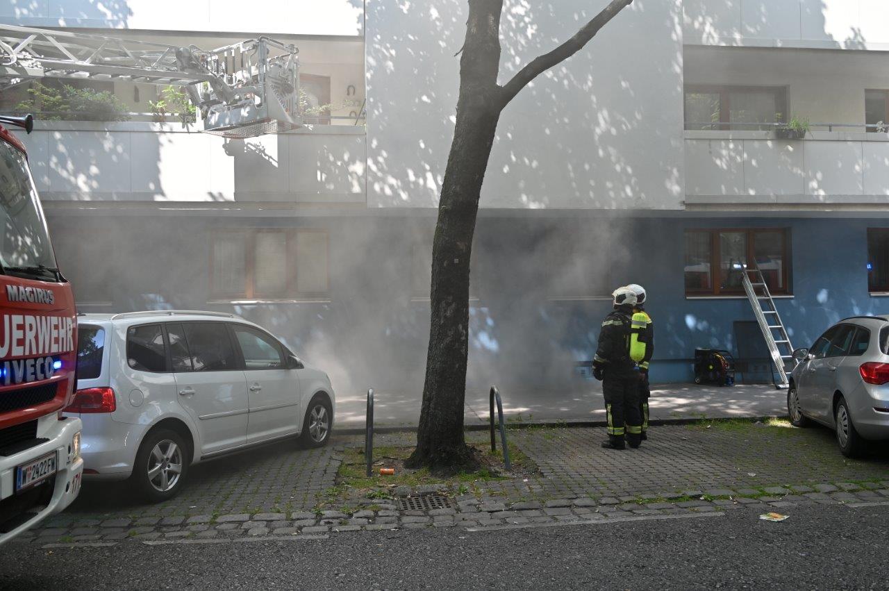 Kellerbrand – Personen über Drehleiter Gerettet | Feuerwehr Objektiv